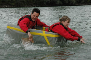 Teamwork im Kartonboot