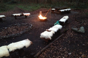 Waldfondue und Sitzgelegenheiten mit Lammfellen