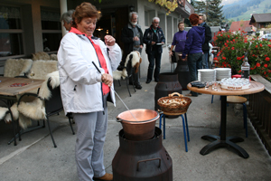 Outdoor Fondue mit den langen Gabeln