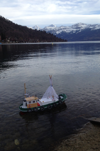 Motorboot im Wasser vor den Bergen