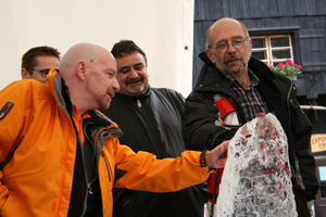 Fachsimpeln an der Eisskulptur